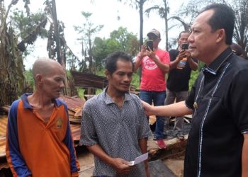 Hadir di Tengah Warga, Bupati BBS Salurkan Bantuan Korban Kebakaran Talang Kerinci.Foto:dok.ist