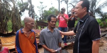 Hadir di Tengah Warga, Bupati BBS Salurkan Bantuan Korban Kebakaran Talang Kerinci.Foto:dok.ist
