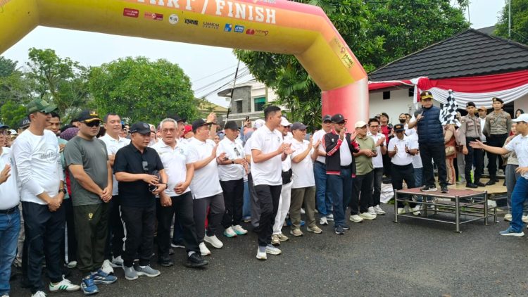 Semarak HUT Provinsi Jambi, Al Haris Lepas Ribuan Peserta Jalan Santai dan Kunjungi Pasar Tani.dok.ist