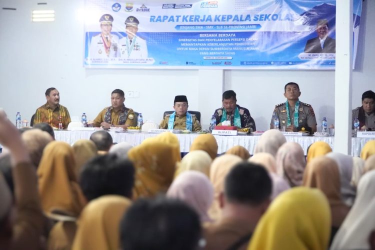 Gubernur Al Haris Ingatkan Kepala Sekolah soal Profesionalisme dan Ancaman Judi Online.dok.ist