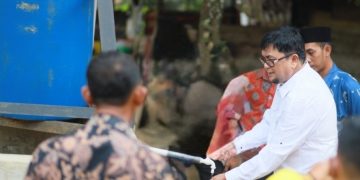 Soroti Kemarau Melanda Talang Belido, Waka DPRD Ivan Wirata Gerak Cepat Bantu Air Bersih.Foto:dok.istTiang PLN dan Lampu Jalan, Ivan Wirata dan Cek Endra Gerak Cepat Bantu Warga Nyogan.Foto:dok.ist