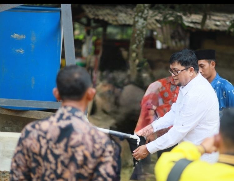 Soroti Kemarau Melanda Talang Belido, Waka DPRD Ivan Wirata Gerak Cepat Bantu Air Bersih.Foto:dok.istTiang PLN dan Lampu Jalan, Ivan Wirata dan Cek Endra Gerak Cepat Bantu Warga Nyogan.Foto:dok.ist