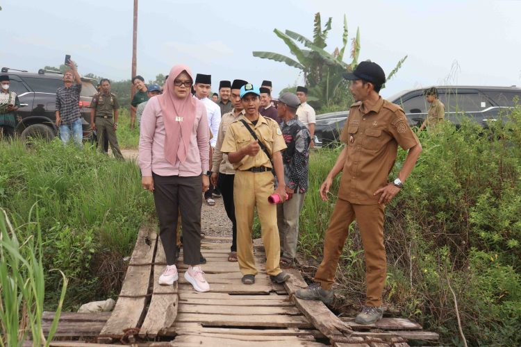 Bupati dan Wabup Tanjab Timur Monitoring Proyek Infrastruktur di Kecamatan Berbak.Foto:dok.ist