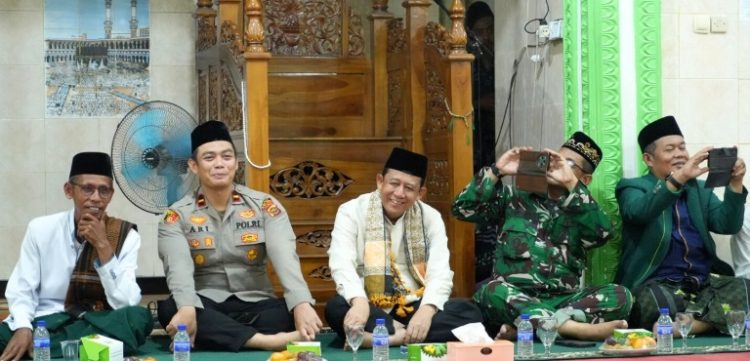 Penutup Safari Ramadan, Bupati BBS Salurkan Bantuan untuk Masjid Baiturrahman.Foto:dok.ist