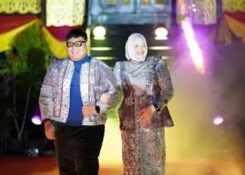 Bupati Dillah Tampil Peragakan Batik Khas Tanjab Timur di Ajang Fashion Batik se-Provinsi Jambi.Foto:dok.ist