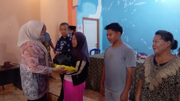 Bupati Dillah Hich Salurkan Bantuan untuk Warga Terdampak Banjir.Foto:dok.ist