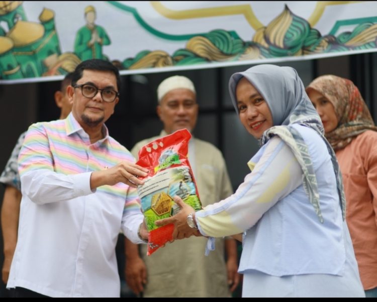Berkah Ramadan, Waka DPRD Ivan Wirata Salurkan Ratusan Paket Sembako bagi Anggota KPN TMC.Foto:dok.ist