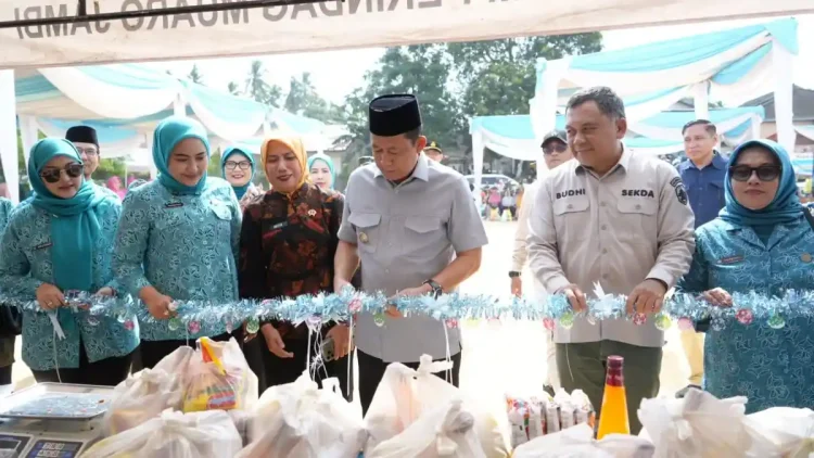 Bupati BBS Buka Pasar Murah, Stabilitas Harga Jadi Prioritas Pemkab Muaro Jambi.Foto:dok.ist